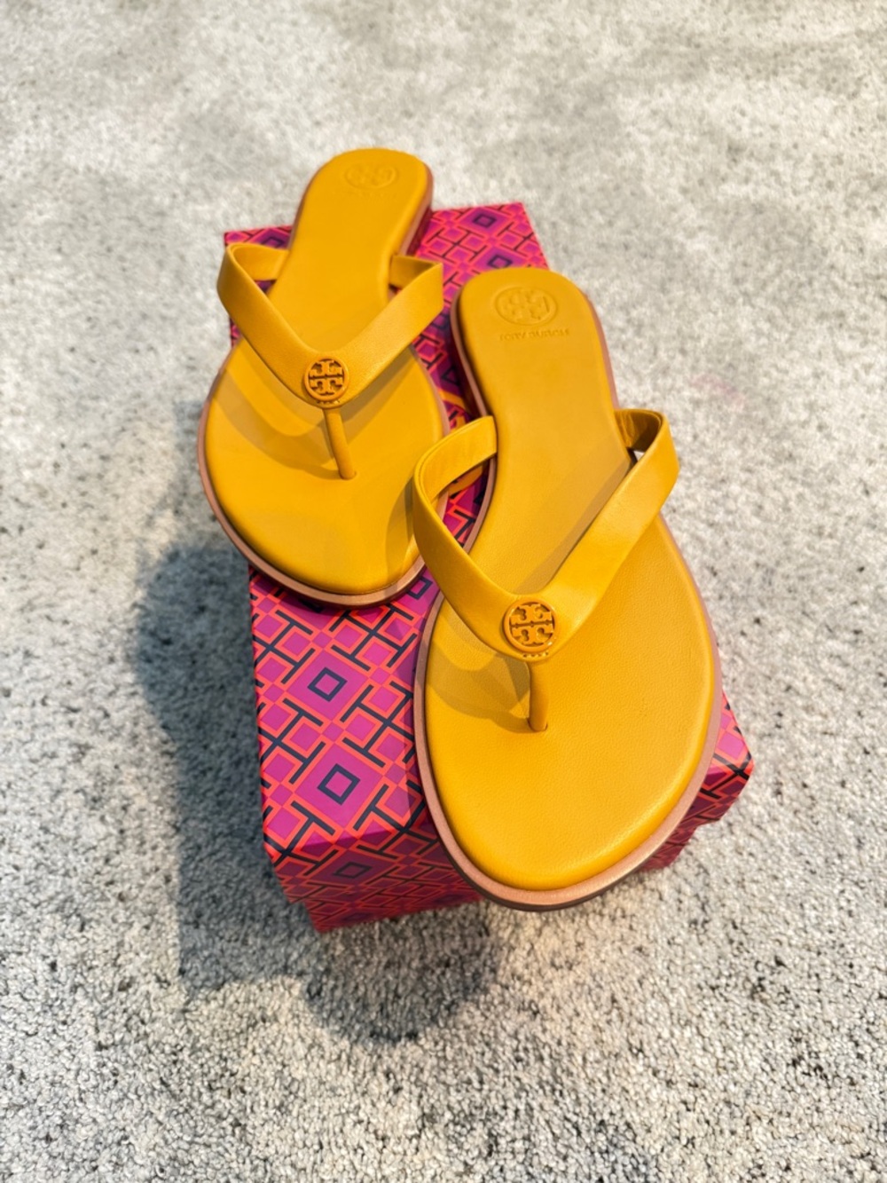 NWT- Tory Burch Bento Thong/Calf Leather Sandal- in Goldenrod Size 9